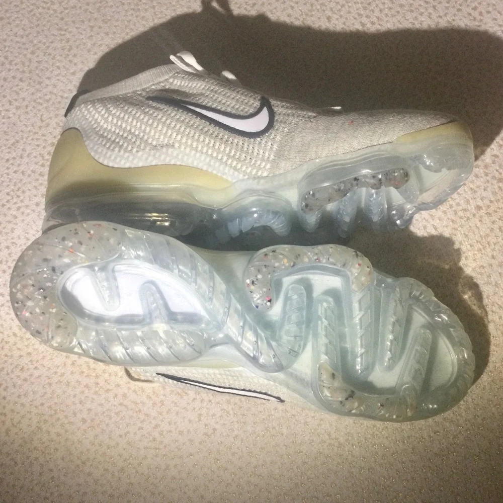 NIKE AIR VAPORMAX MONOCHROME. NEW WITHOUT BOX.